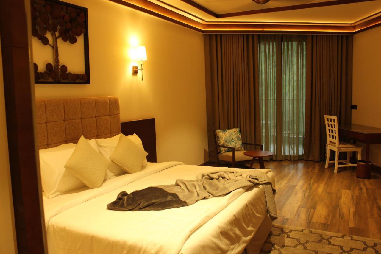 Niraamaya Retreats Samroha Athirappilly Exterior photo
