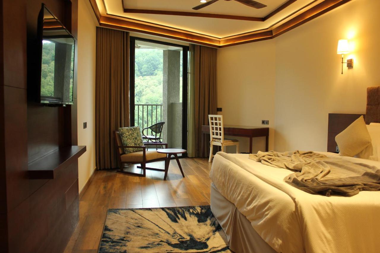 Niraamaya Retreats Samroha Athirappilly Exterior photo